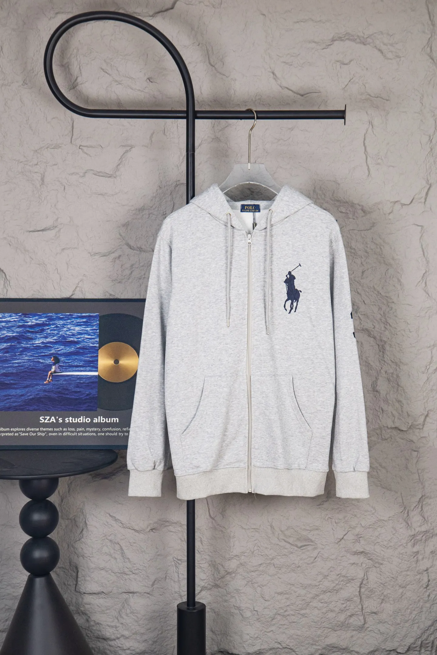 P230 Ralph Lauren/Ralph Lauren Malaysian embroidered zipper cardigan hooded sweatshirt. This sweatshirt is available for everyone in autumn and winter. You can wear it casually no matter how you wear it! ! This hooded sweatshirt is decorated with the simple style that represents Ralph Lauren and is paired with a pony embroidery pattern, which is three-dimensional and full! The solid color fabric paired with exquisite embroidery instantly sets it off! Hooded sports design, loose and casual fit! The overall texture is very strong! Through the pictures, we can feel the thickness and texture of custom-woven and dyed threads. The workmanship is exquisite. They are shipped from major foreign trade factories. They are all made by masters with many years of experience. Everything is of high standards and requirements! Simple and versatile model ~ Made of imported pique cotton fabric, which is super delicate and soft, close to the body without being tied. All fabrics and accessories are original custom-made and of high quality! Perfectly reflects the brand’s sense of superiority! Standard cut, comfortable stretch, unrestricted movement! Highly practical, high-end and classy! Versatile style ~ can be paired with jeans or jogging pants. Ideal for transitioning from your morning commute to weekend events! Size: S-XL Navy Black Gray